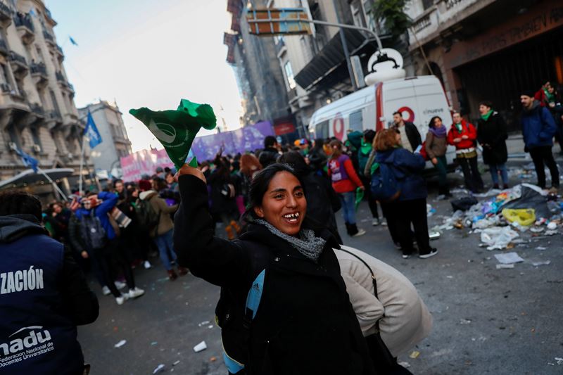Diputados argentinos aprueban ley para despenalizar aborto y pasa al Senado