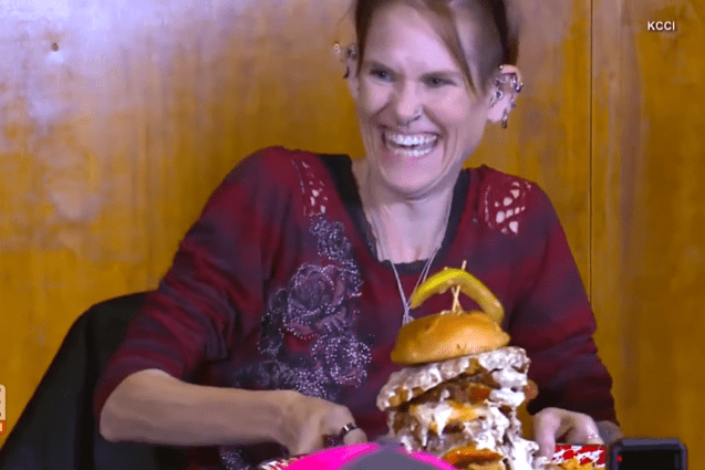 Mujer logra comer sandwich gigante en 3 minutos y rompe record, pero… ¿es  eso saludable? - N Digital