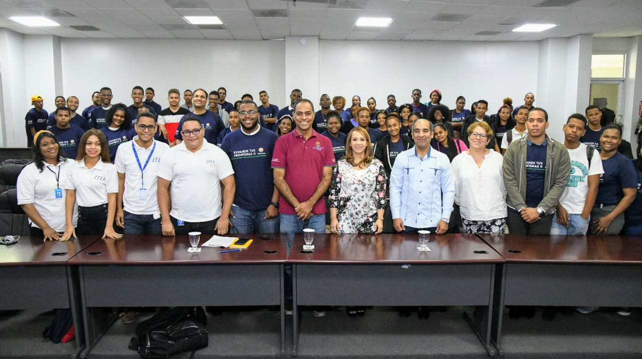 Karen Ricardo, José Armando Tavarez y Ayaxc Mercedes, junto a estudiantes de Expande Tus Fronteras II.