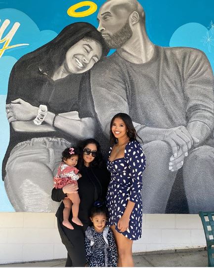 Esposa e hijas de Kobe Bryant frente a mural en honor a la muerte de Bryant y su hija Gianna