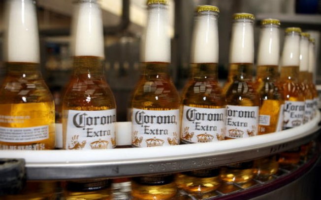 La empresa mexicana Grupo Modelo detiene la producción de la cerveza Corona  - N Digital