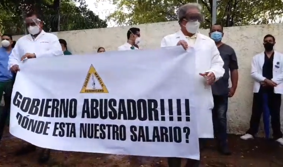 Protesta de médicos frente al Servicio Nacional de Salud (SNS)