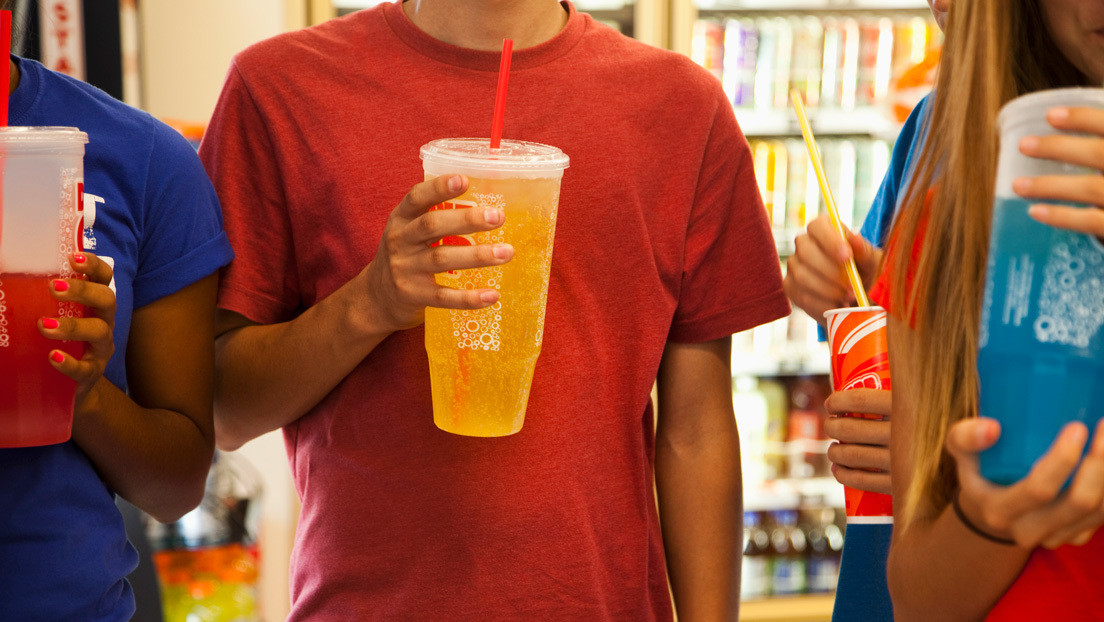 Adolescente con refresco