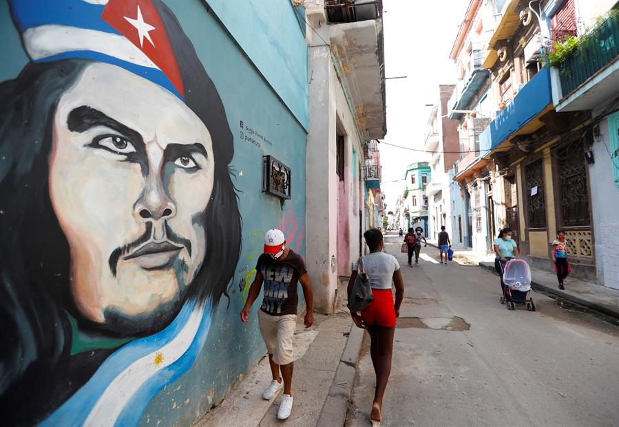 Ciudadanos protegidos con tapabocas-Cuba