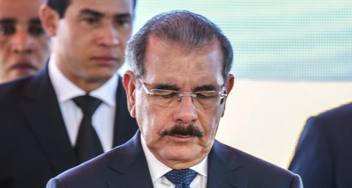 Danilo Medina cabizbajo