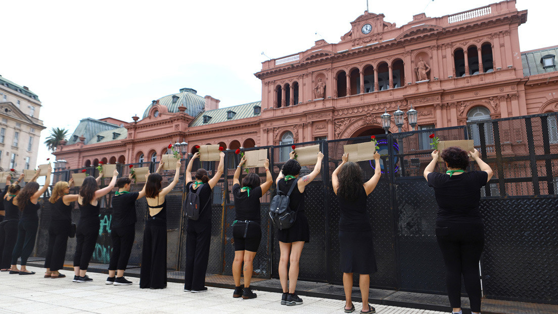Mujeres protestan frente a la presidencial Casa Rosada contra los femicidios en Argentina. Buenos Aires, 8 de marzo de 2020.
