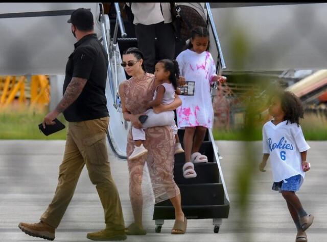 Kim Kardashian y sus hijos. Fotos TMZ.