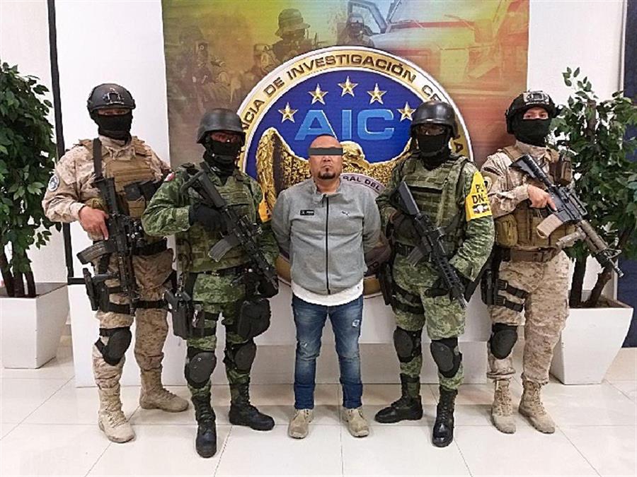 Fotografía cortesía de la Fiscalía de Justicia del estado de Guanajuato, fechada hoy domingo, que muestra la detención de José Antonio Yépez, alías 'el Marro' .