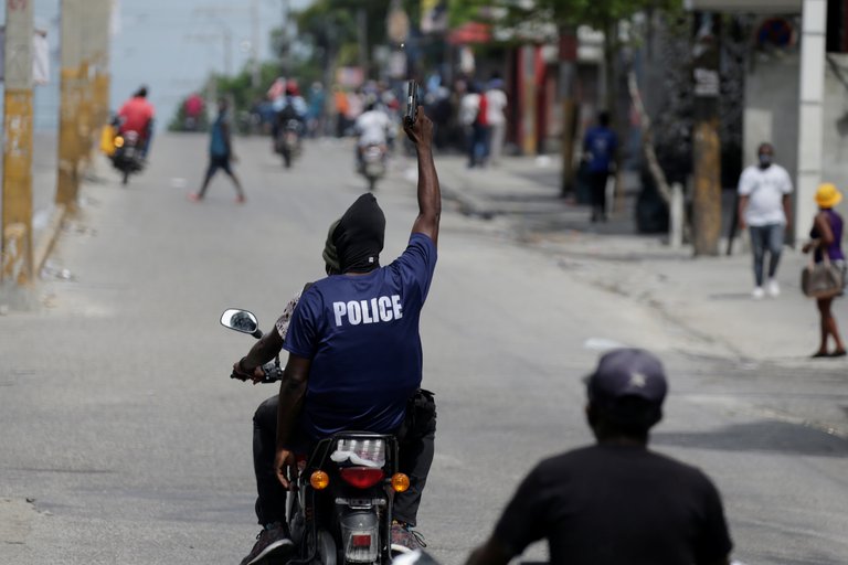Policías protestas en Haití.
