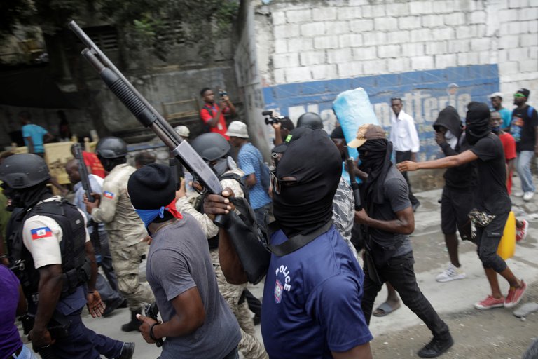 Policías protestas en Haití.