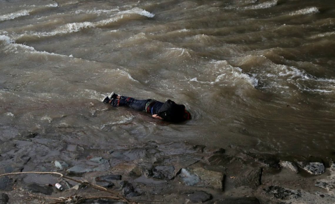 Menor lanzado al río