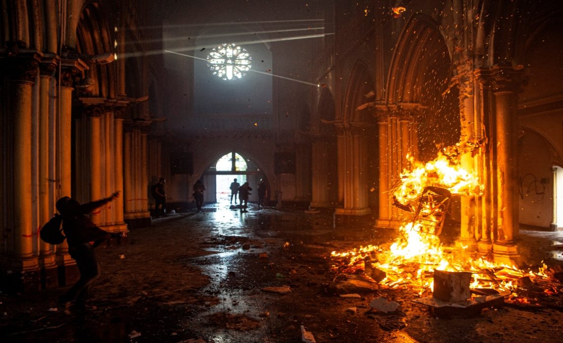 Iglesias quemadas en Chile