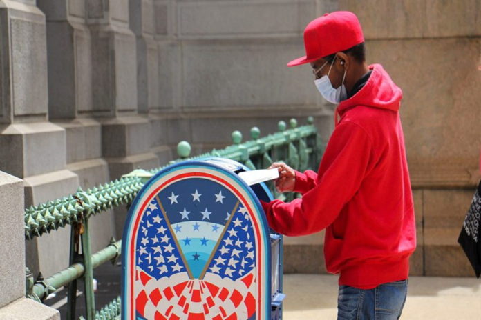 Persona votando por correo en EE.UU