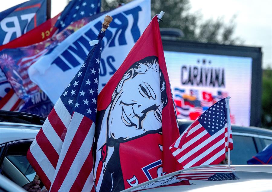 Miles de autos recorren Miami en una caravana contra el comunismo