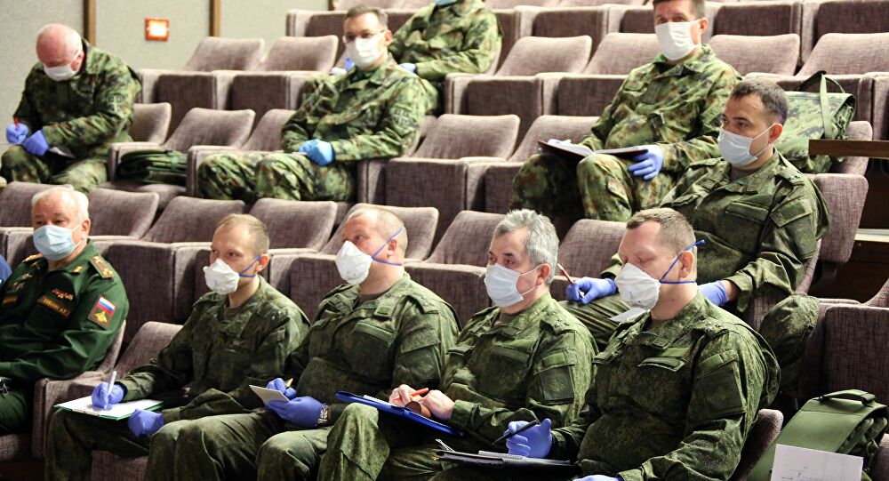 Militares rusos con mascarillas para protegerse del coronavirus