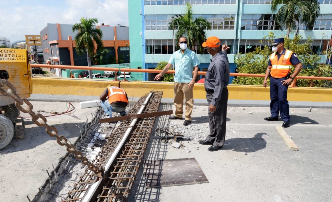 Ministro Ascensión supervisando trabajos de construcción en el GSD