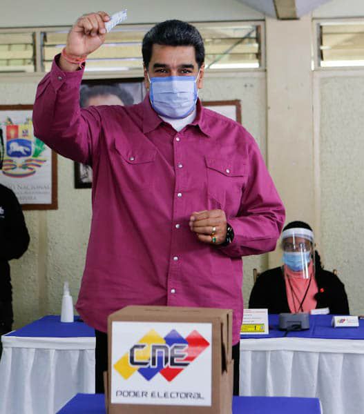 Nicolás Maduro ejerciendo el voto