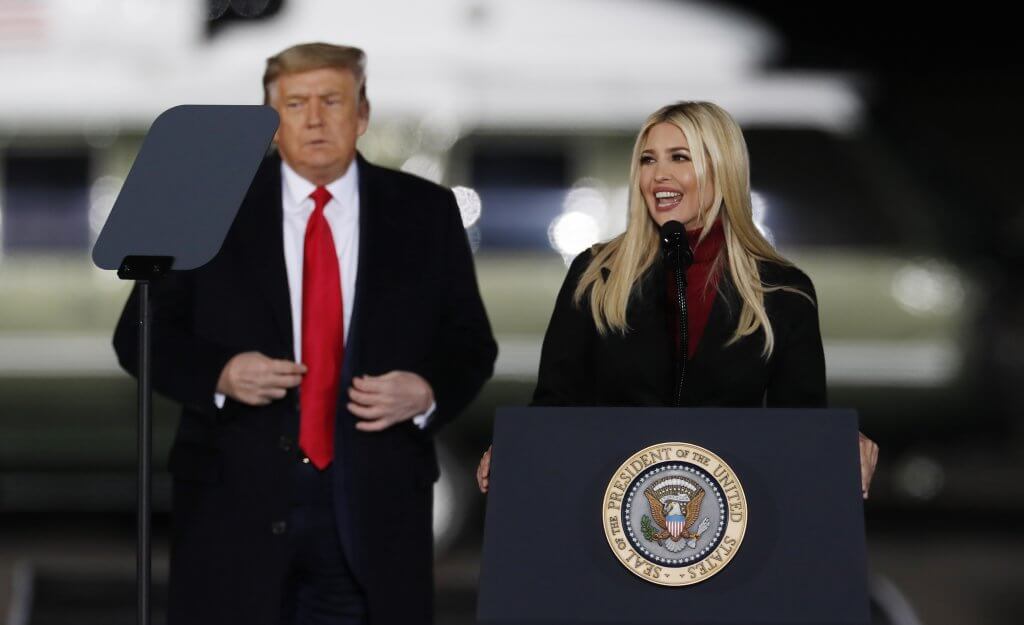 Donald Trump y su hija Ivanka Trump en mitin en Georgia