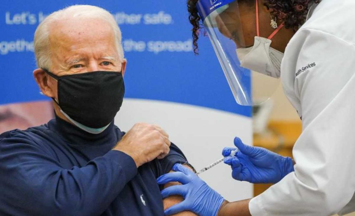 Joe Biden vacunándose