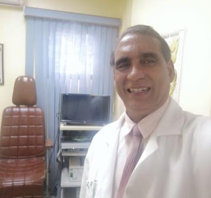 El otorrinolaringólogo  Dr. José Valentín  Fernández