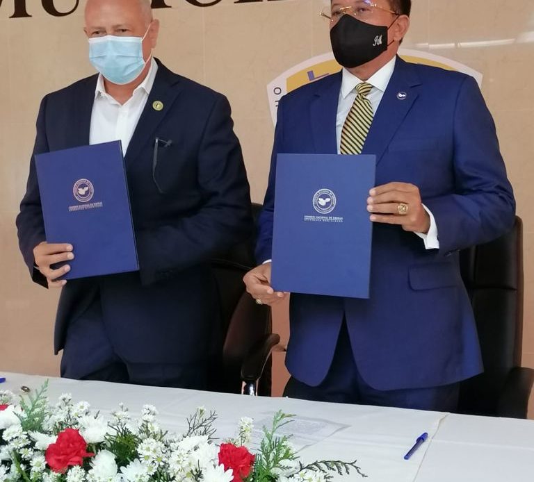 El presidente de ASODORE, Robert Arias, y el presidente del CND, Jaime Marte Martinez, tras la firma del conveni