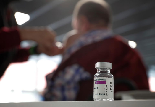 Comité científico pide se restrinja vacuna de AstraZeneca a mayores de 40 años