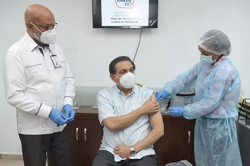 "Esta vacuna es segura" afirma ministro de Salud tras recibir primera dosis de SinoVac