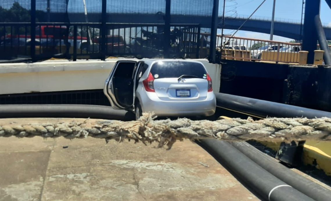 Vehículo se accidenta contra muro del puente flotante