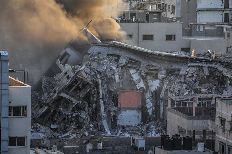 ataque israelí contra la torre Al-Shorouq en la ciudad de Gaza