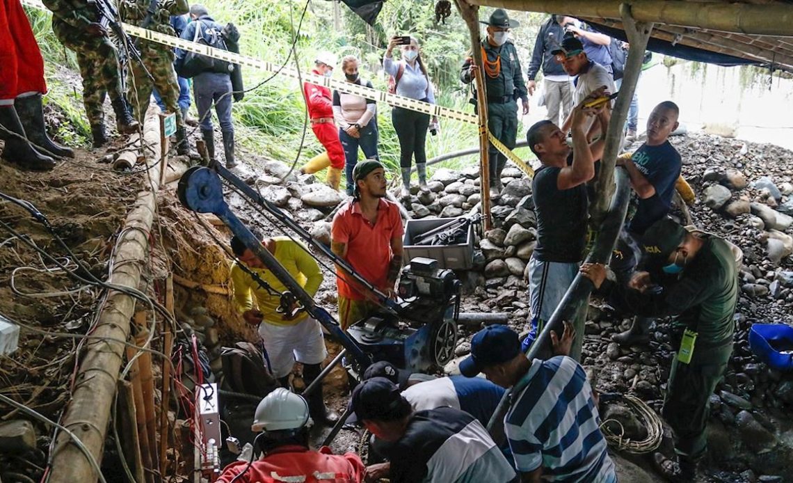 Brigadas buscan a 11 mineros tras explosión en mina de carbón en Colombia