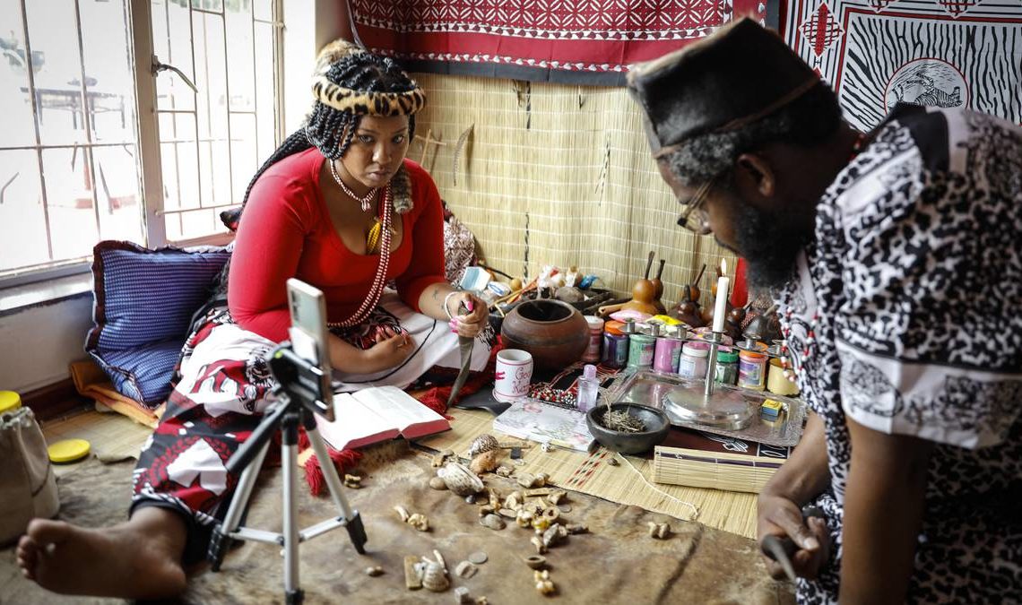 Curanderos sudafricanos digitalizan sus rituales debido al covid-19