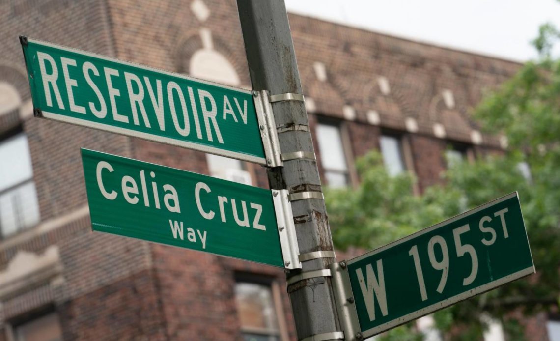 Entre las personas que desvelaron el letrero de Celia Cruz Way el miércoles por la mañana estaba la puertorriqueña Ruth Sánchez Laviera, quien fue amiga y estilista de la salsera. (The Associated Press)