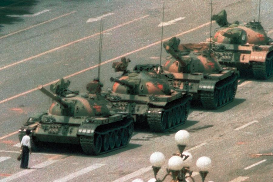 Famosa foto de hombre resistiendo a tanques en plaza Tiananmen desaparece de motor de búsqueda