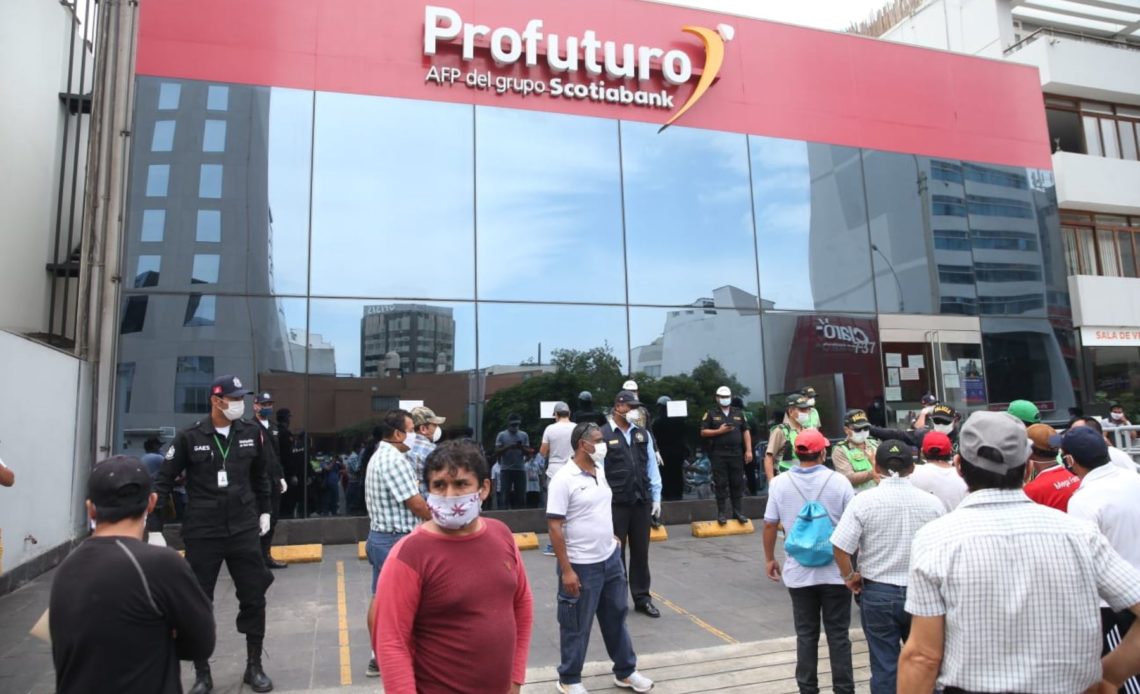 Peruanos retiran USD 8.500 millones de fondos de pensiones en pandemia