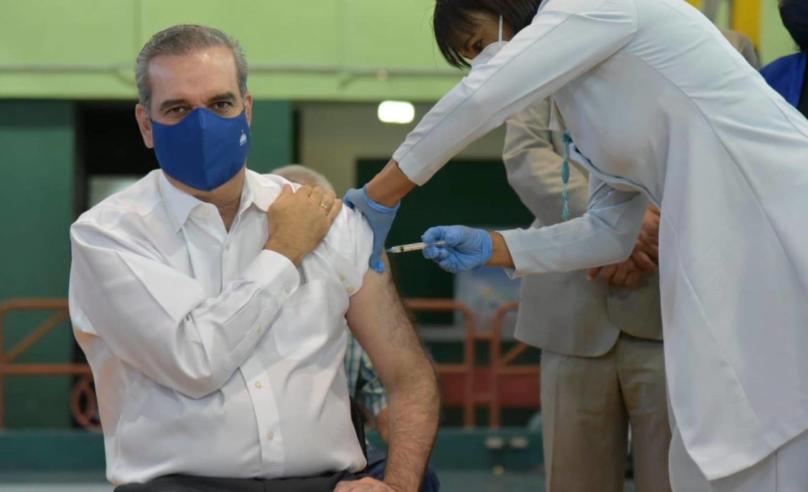 Presidente Abinader vacunándose