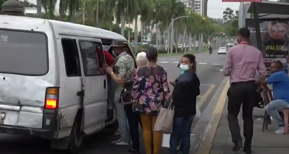 Ciudadanos piden eliminar toque de queda ante caos en transporte público