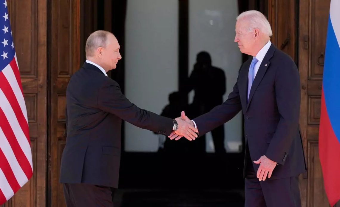 Vladimir Putin y el presidente estadounidense Joe Biden