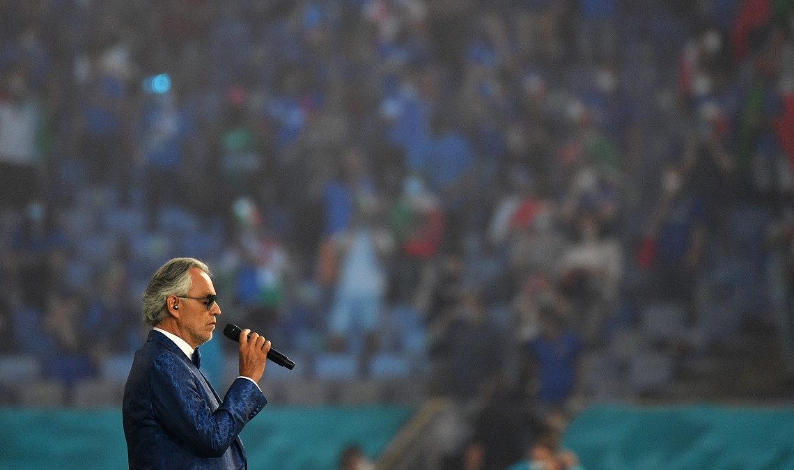 Totti, Nesta y Andrea Bocelli abren la Eurocopa, pero el público es la estrella