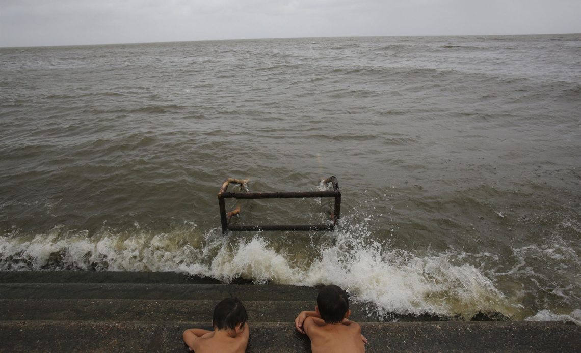 Potencial ciclón azota con lluvia y viento la costa norte del Golfo de México