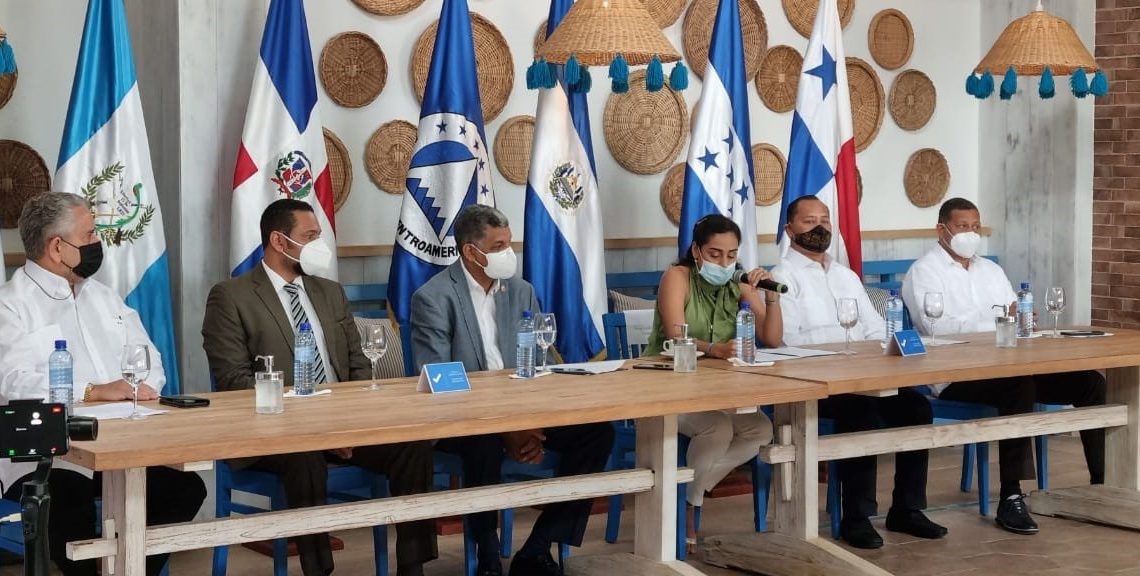 (foto) La presidenta del PARLACEN, Fanny Salinas, habla en la conferencia sobre turismo celebrada en Las Terrenas, Samaná.