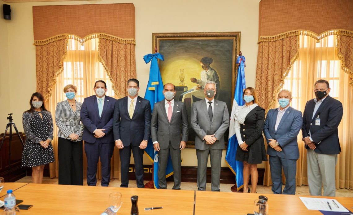 Ministerio de la Presidencia, Plan Nacional de Vivienda y Seguros Reservas firman acuerdo de colaboración