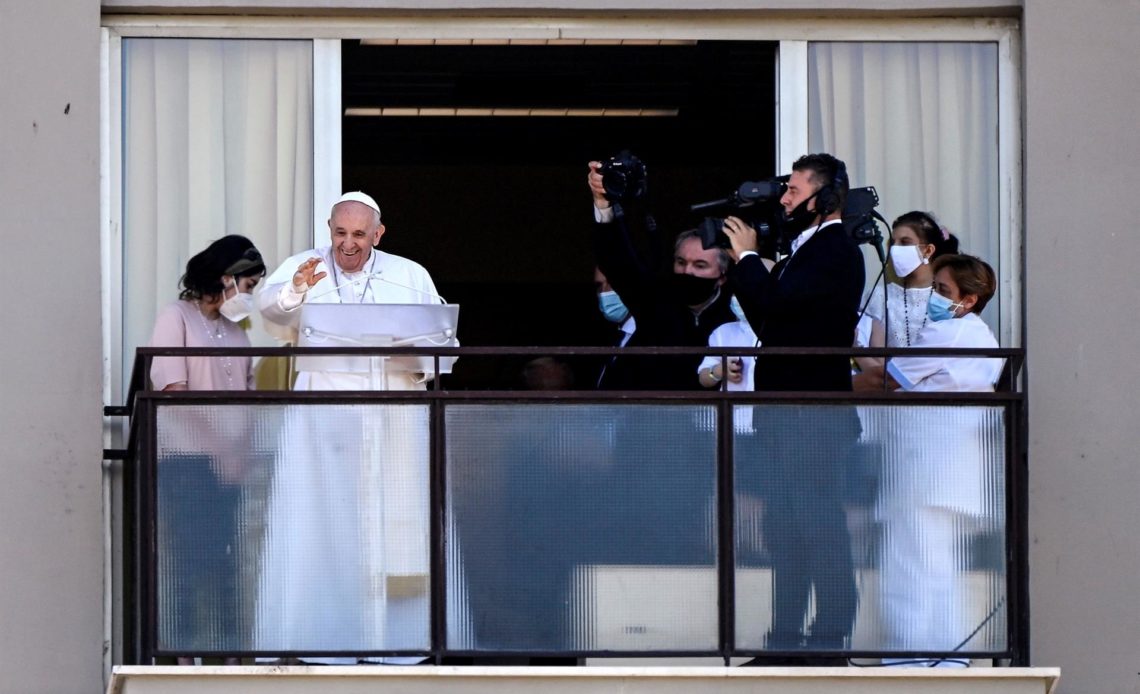 El papa defiende una sanidad "para todos" en su reaparición desde el hospital