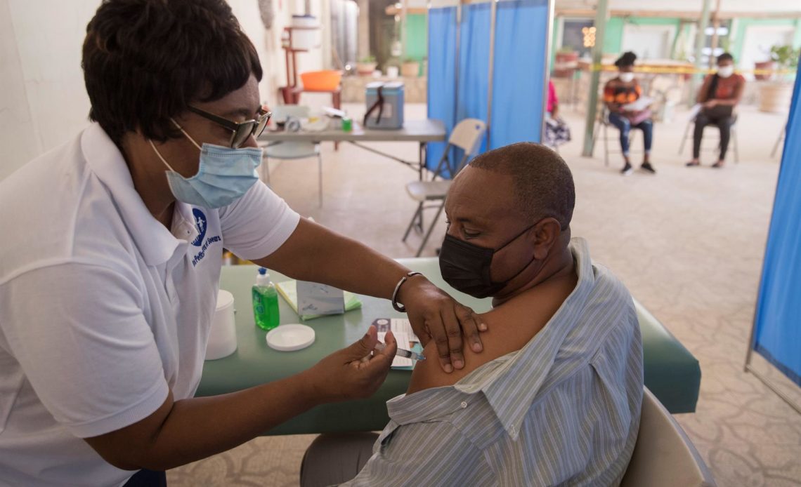 La asistencia a los centros de vacunación toma impulso en Puerto Príncipe, Haití