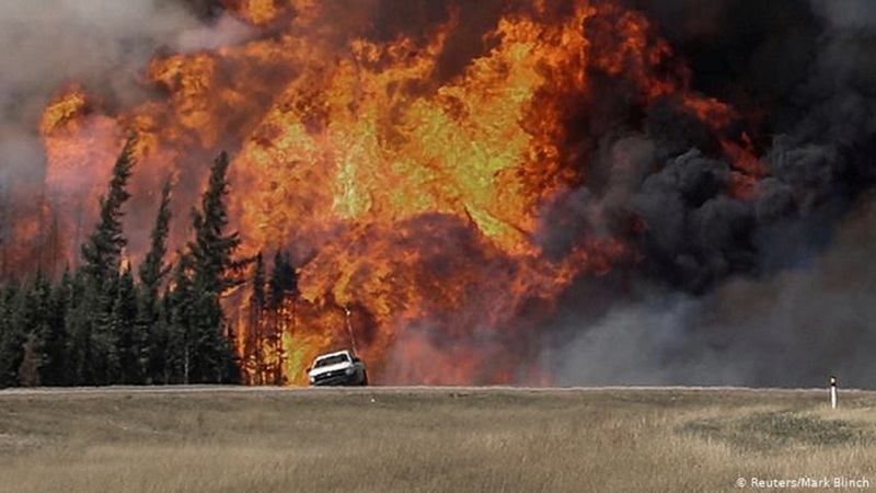 Continúan las evacuaciones en el oeste de Canadá por avance de incendios