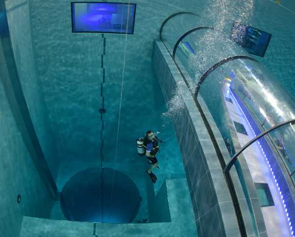 Dubái registra récord Guinness de la piscina más profunda del mundo