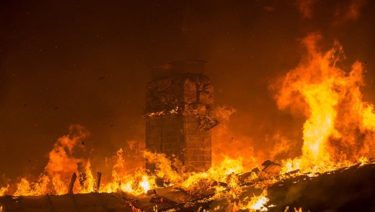 Evacuaciones en el oeste de EEUU por grandes incendios y pronóstico de rayos