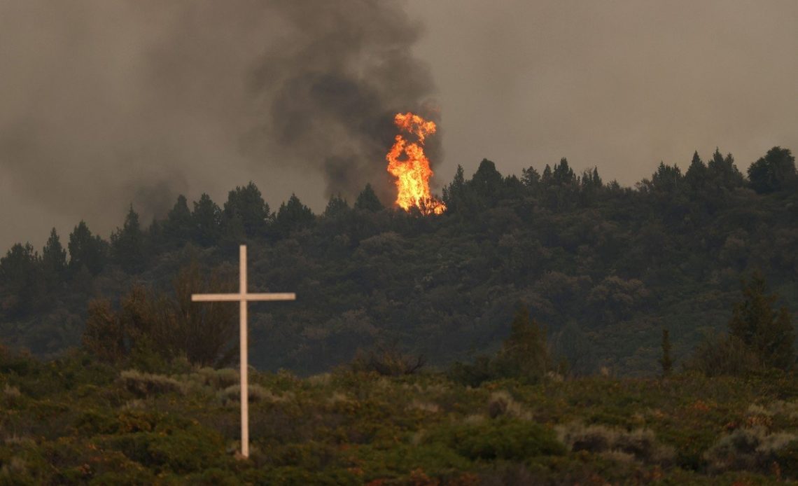 Incendios devastan sitios turísticos de California en fin de semana festivo