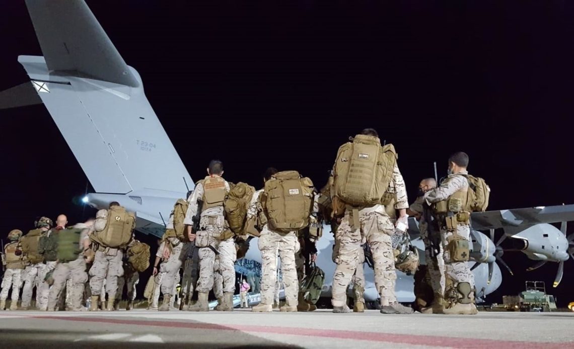 Sale el primer avión para repatriar a españoles de Afganistán