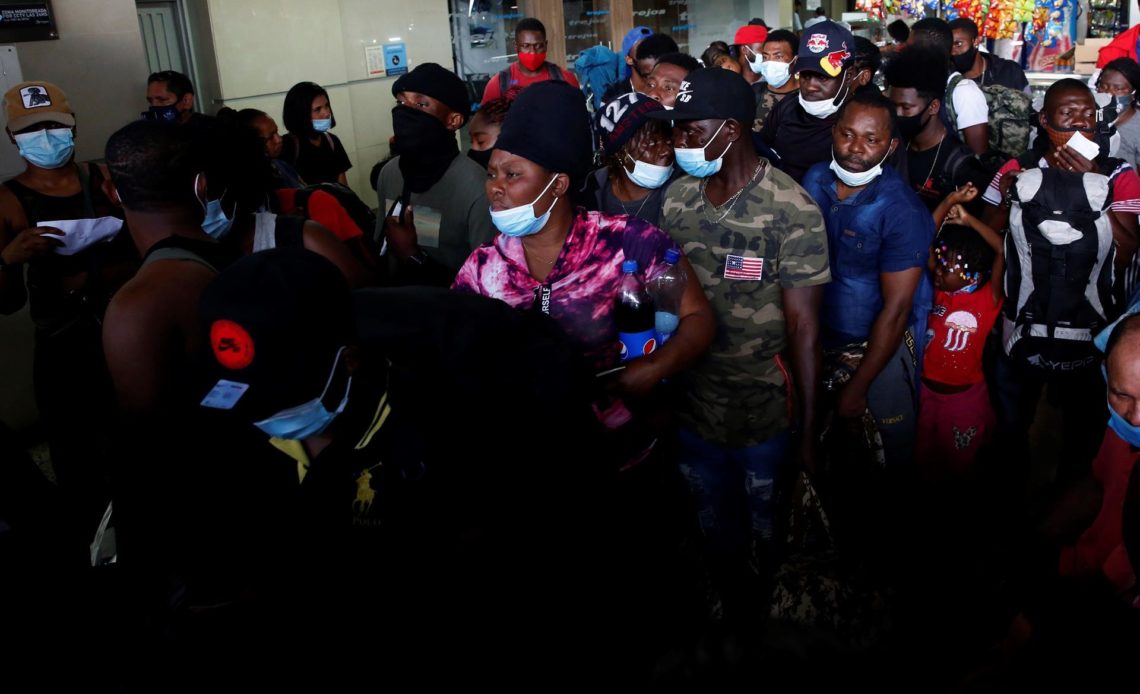 Centenares de haitianos parten hacia el norte de Colombia en una ruta humanitaria