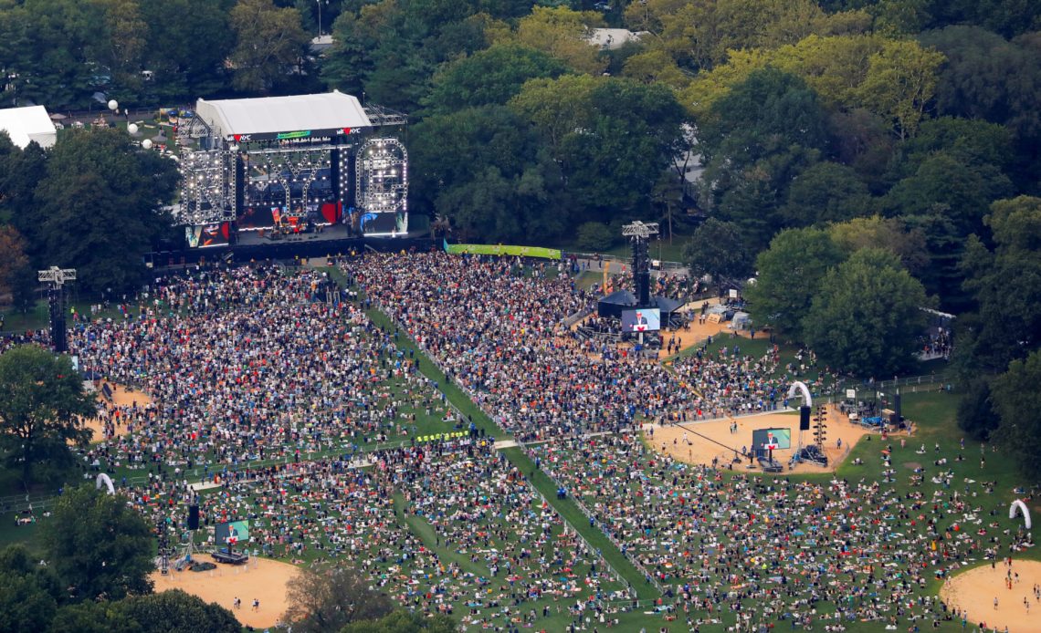 Con pandemia y amenaza de huracán, Nueva York celebra un concierto con miles de personas3